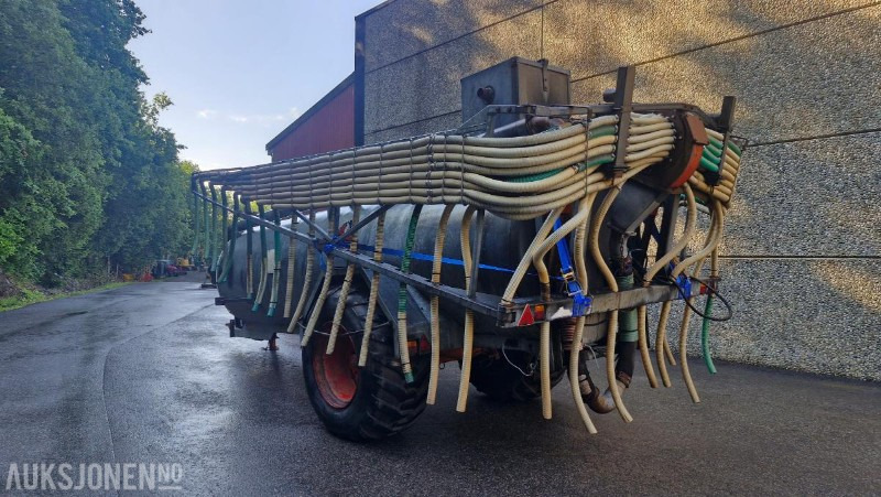 Harsø Tankvogn med slangespreder og store 700-hjul (Trelleborg) - الآلات الزراعية: صورة 2 Harsø Tankvogn med slangespreder og store 700-hjul (Trelleborg) - الآلات الزراعية: صورة 2