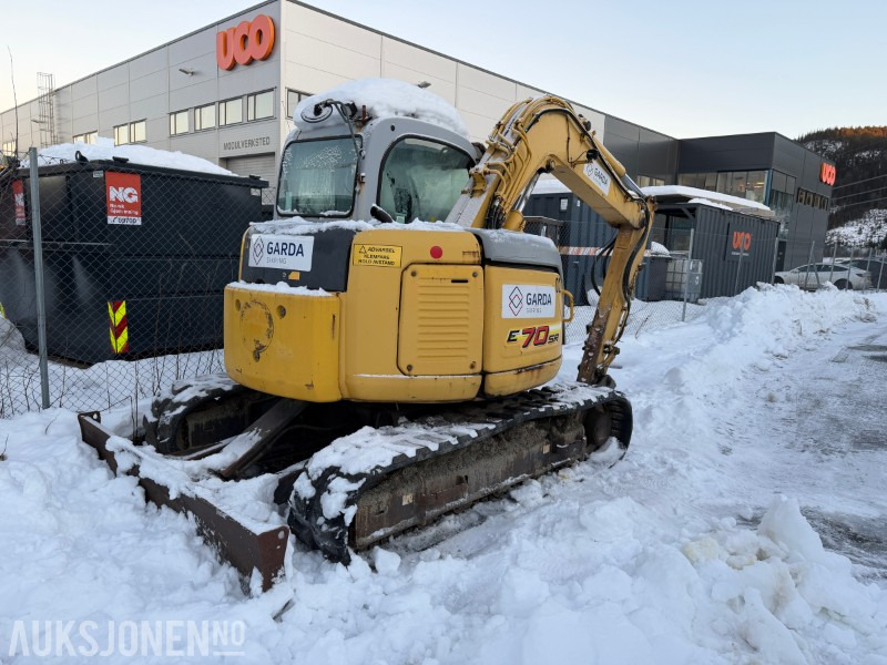 New Holland Kobelco E70SR-1ES – 2007-modell – 7,6 tonns korthekk beltegraver - Rotortilt - 2 skuffer - حفارة: صورة 3 New Holland Kobelco E70SR-1ES – 2007-modell – 7,6 tonns korthekk beltegraver - Rotortilt - 2 skuffer - حفارة: صورة 3