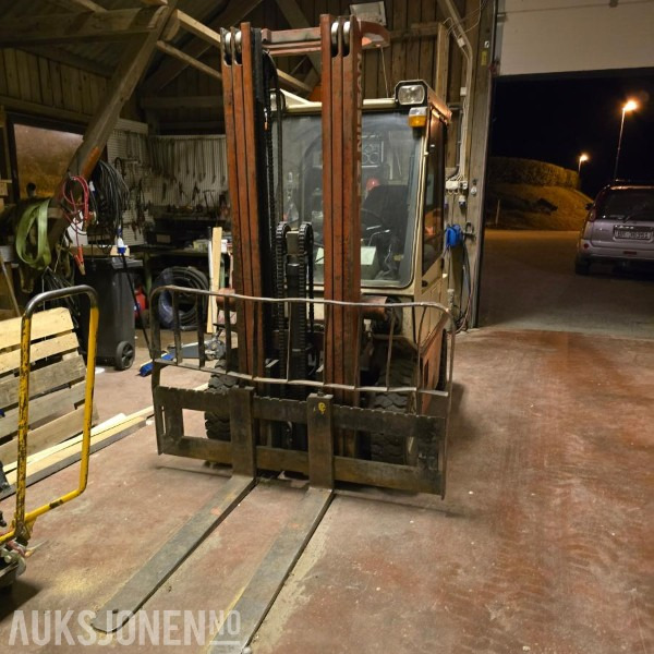 Nissan 2,5 t gaffeltruck – gass – lukket førerhus – piggdekk - معدات المناولة: صورة 4 Nissan 2,5 t gaffeltruck – gass – lukket førerhus – piggdekk - معدات المناولة: صورة 4