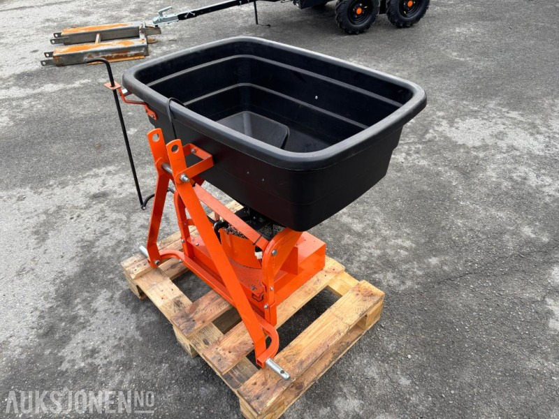 Sandspreder til traktor. 3punktfeste. Prototype - الآلات الزراعية: صورة 1 Sandspreder til traktor. 3punktfeste. Prototype - الآلات الزراعية: صورة 1