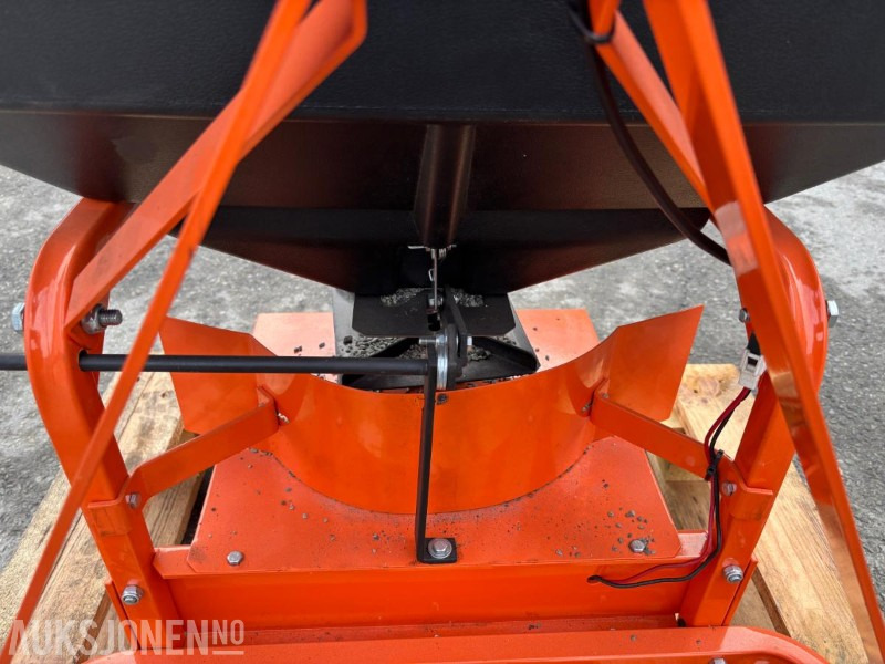 Sandspreder til traktor. 3punktfeste. Prototype - الآلات الزراعية: صورة 5 Sandspreder til traktor. 3punktfeste. Prototype - الآلات الزراعية: صورة 5