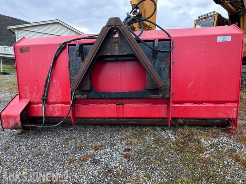 Tokvam selvlastende sandstrøer SMA 1600 - Strøbredde ca 2300 mm - Triangelkobling - 1600 L - الآلات الزراعية: صورة 2 Tokvam selvlastende sandstrøer SMA 1600 - Strøbredde ca 2300 mm - Triangelkobling - 1600 L - الآلات الزراعية: صورة 2