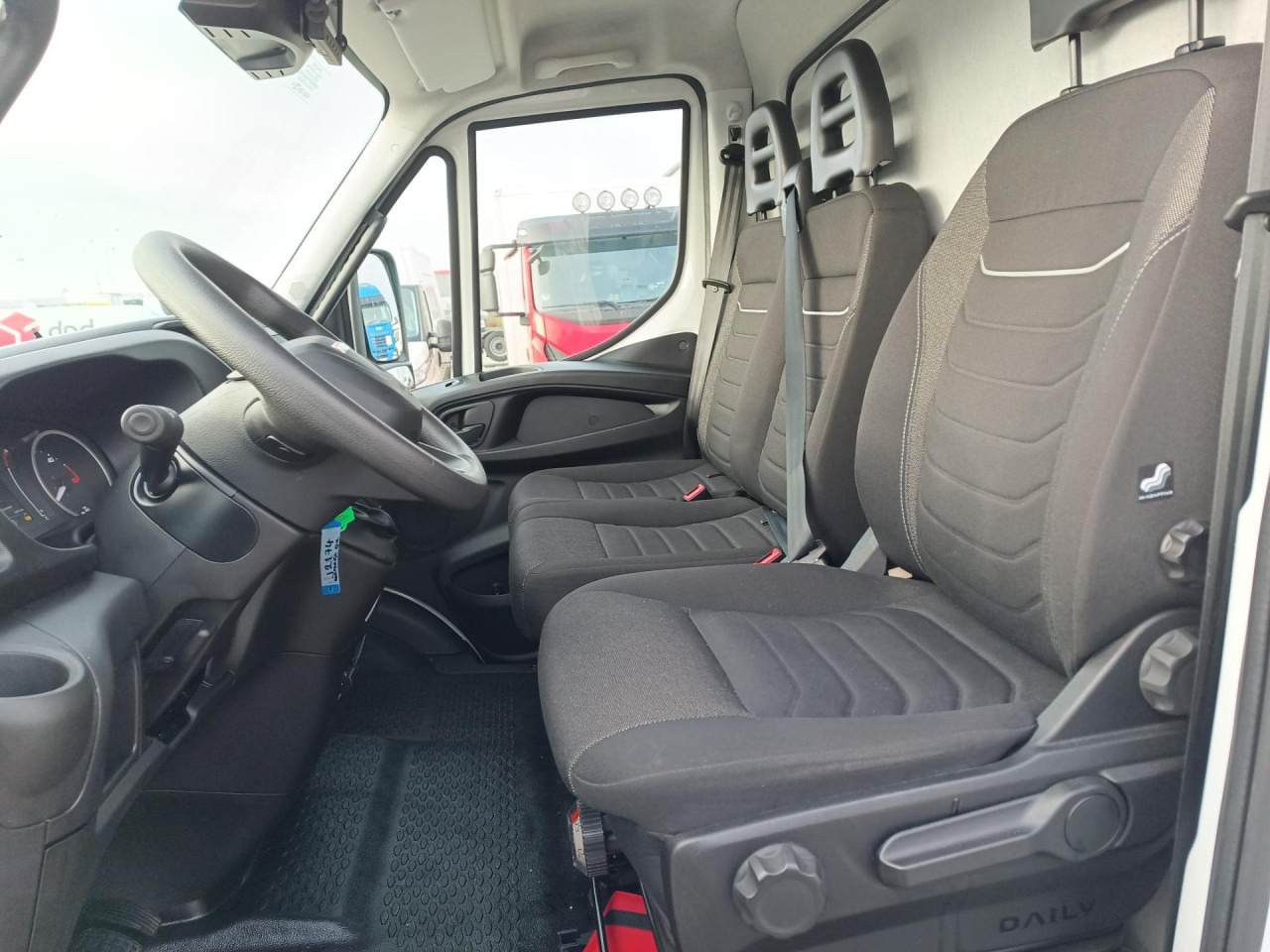 شاحنة مغلقة الصندوق IVECO Daily 70C18A8: صورة 11