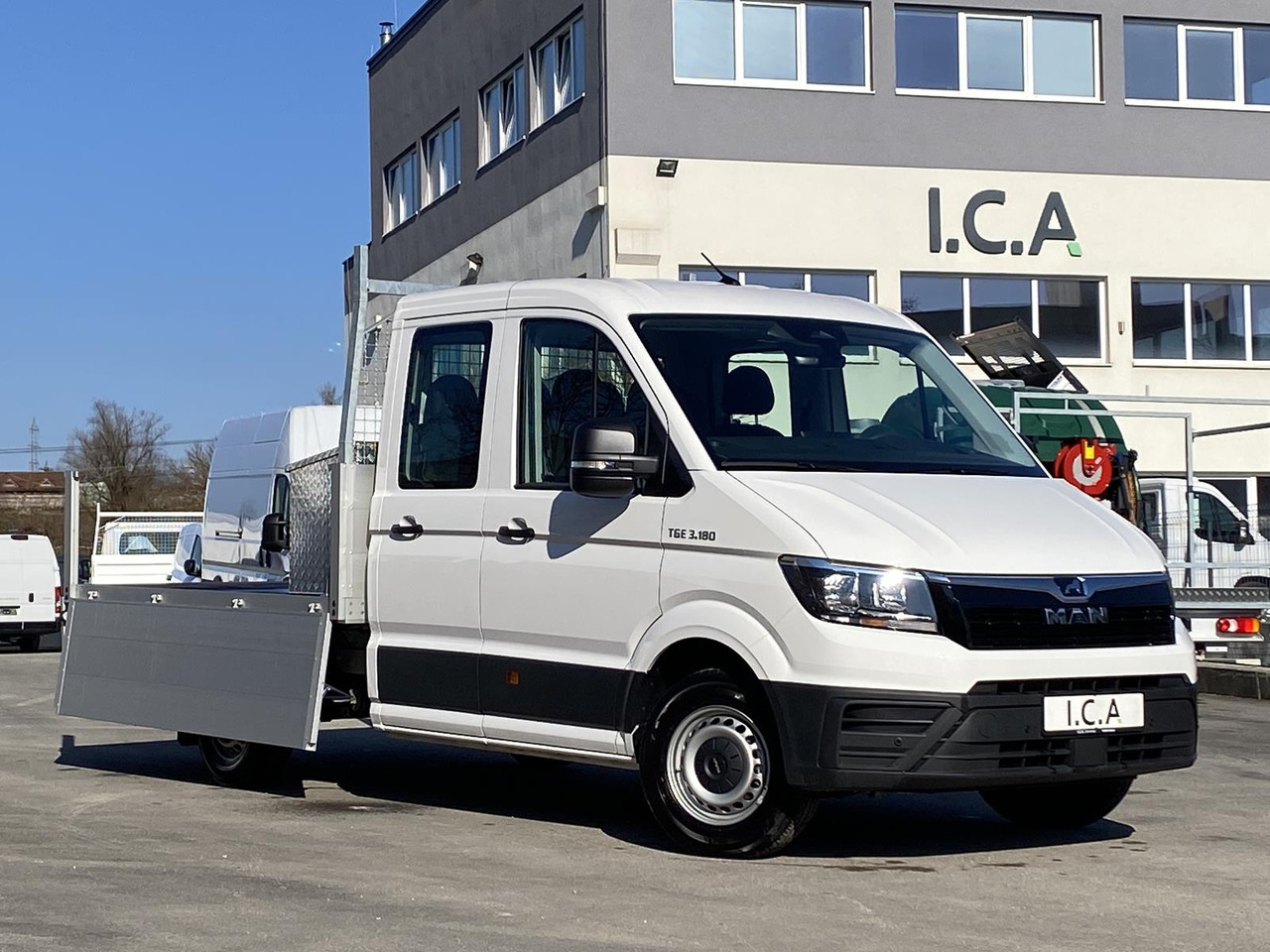 MAN TGE 3.180 DOKA 1+6 3640MM | OFFENE PRITSCHE + ALU KOFFER AUF DER PRITSCHE - شاحنة مفتوحة: صورة 4 MAN TGE 3.180 DOKA 1+6 3640MM | OFFENE PRITSCHE + ALU KOFFER AUF DER PRITSCHE - شاحنة مفتوحة: صورة 4