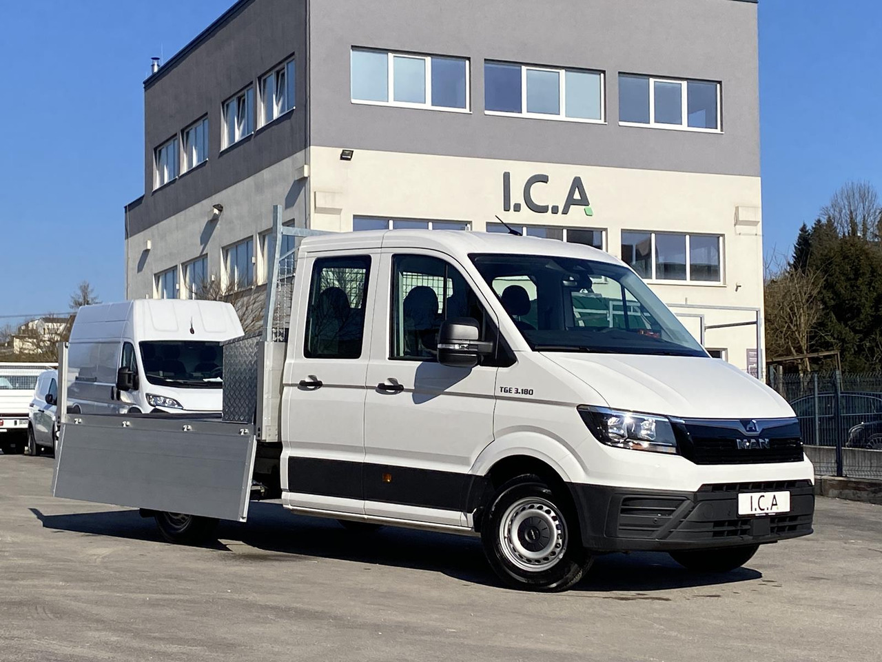 MAN TGE 3.180 DOKA 1+6 3640MM | OFFENE PRITSCHE + ALU KOFFER AUF DER PRITSCHE - شاحنة مفتوحة: صورة 2 MAN TGE 3.180 DOKA 1+6 3640MM | OFFENE PRITSCHE + ALU KOFFER AUF DER PRITSCHE - شاحنة مفتوحة: صورة 2