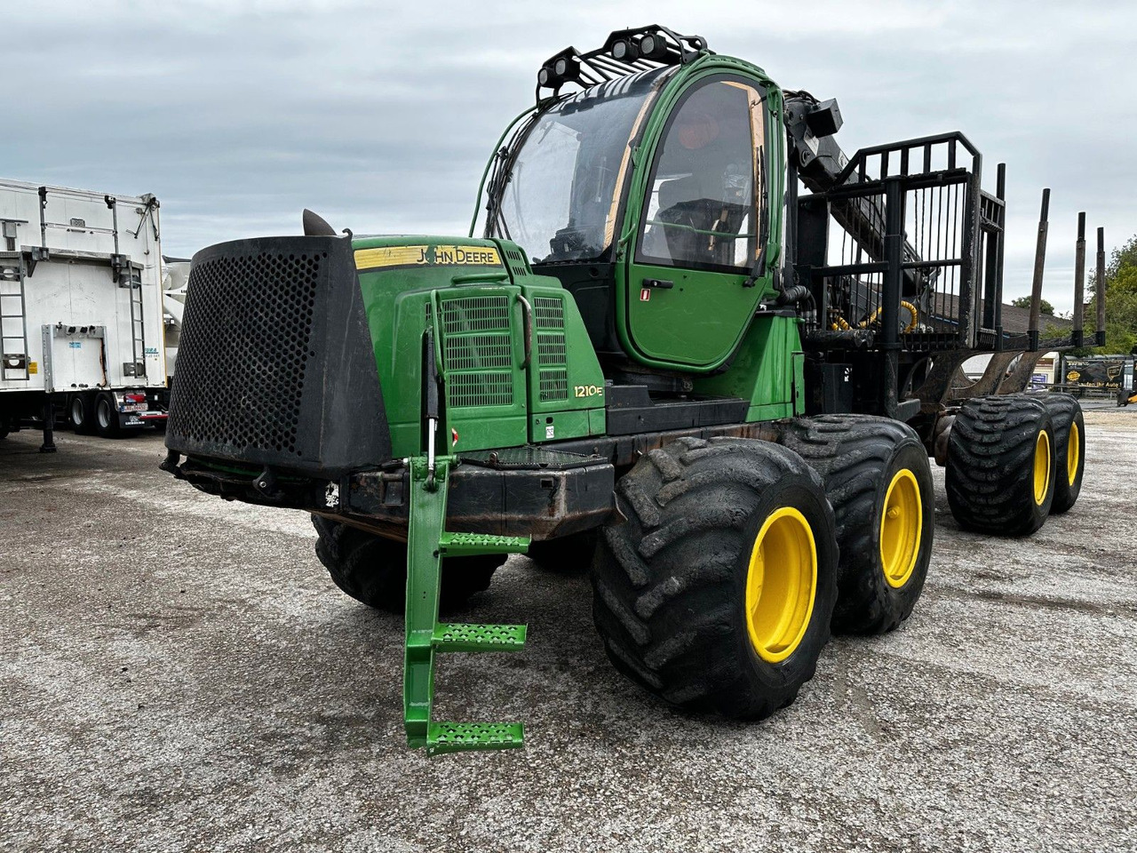 John Deere 1210E 10m CF710 KRAN - حافلة الغابات: صورة 1 John Deere 1210E 10m CF710 KRAN - حافلة الغابات: صورة 1