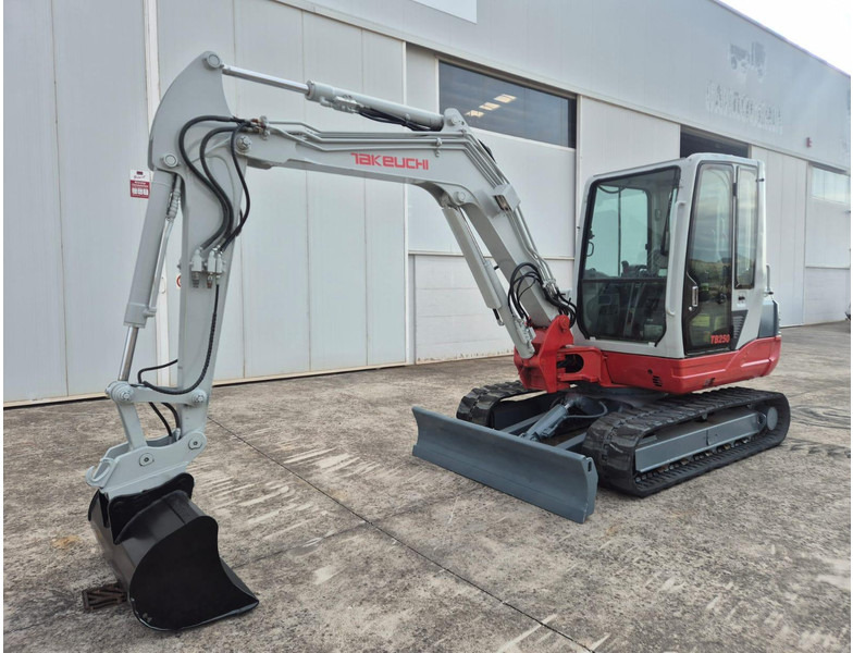 Takeuchi TB250 - حفارة مُصَّغرة: صورة 3 Takeuchi TB250 - حفارة مُصَّغرة: صورة 3
