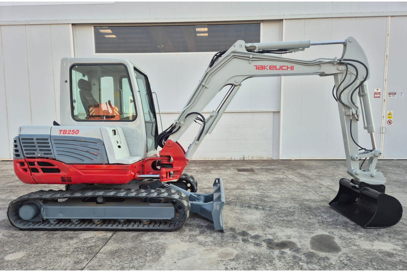 Takeuchi TB250 - حفارة مُصَّغرة: صورة 2 Takeuchi TB250 - حفارة مُصَّغرة: صورة 2