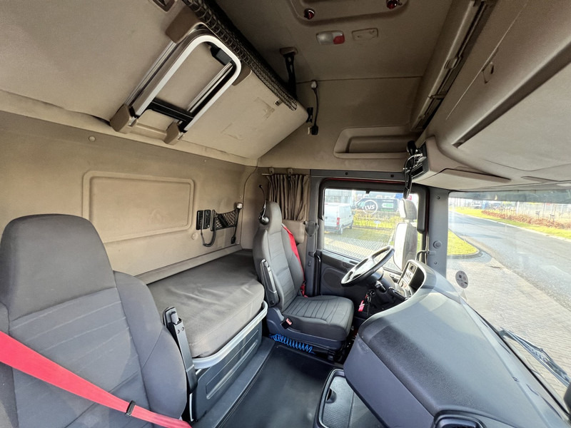 Interior photo 1: وحدة جر Scania R490 6x2 Topline Trekker Retarder / Full Air