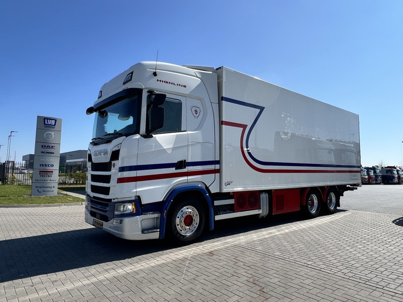 Scania S450 6x2 koelwagen Retarder / Dhollandia / Bloenenmaat - شاحنة الفريزر: صورة 1 Scania S450 6x2 koelwagen Retarder / Dhollandia / Bloenenmaat - شاحنة الفريزر: صورة 1
