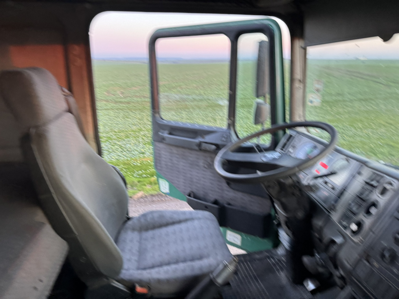 MAN 26 414 6x4 KIPPER L2000 Euro3 Manual Injection Pomp - شاحنة: صورة 3 MAN 26 414 6x4 KIPPER L2000 Euro3 Manual Injection Pomp - شاحنة: صورة 3