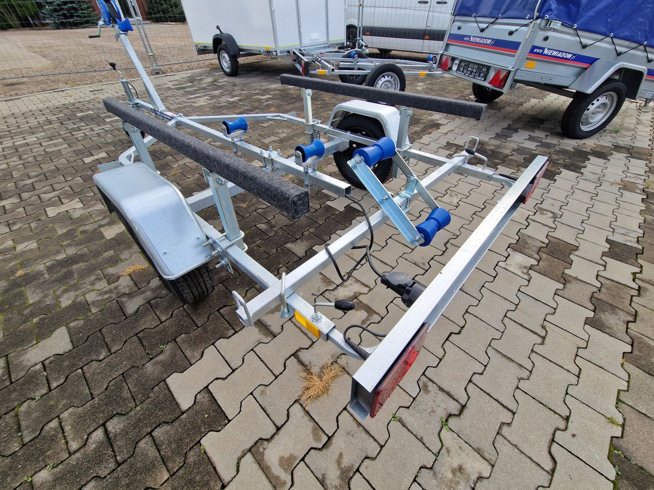 Nowa Przyczepa Podłodziowa ponton łódź 350 - 550cm Niewiadów P400 P415 - مقطورة شحن نقل السيارات: صورة 2 Nowa Przyczepa Podłodziowa ponton łódź 350 - 550cm Niewiadów P400 P415 - مقطورة شحن نقل السيارات: صورة 2