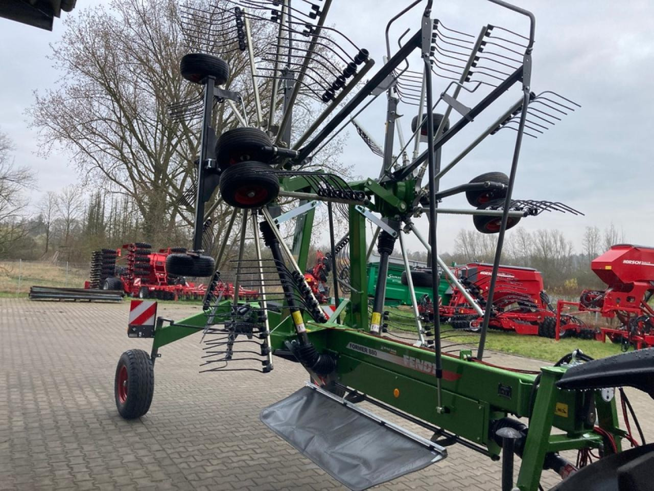 Fendt FORMER 880 MITTELSCHWADER - آلة تيبيس العشب/ آلة جمع العشب: صورة 1 Fendt FORMER 880 MITTELSCHWADER - آلة تيبيس العشب/ آلة جمع العشب: صورة 1