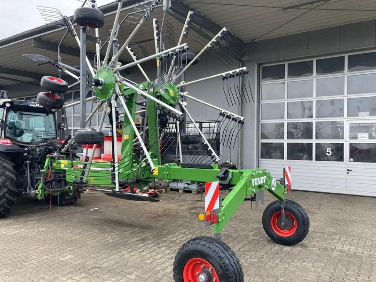 Fendt FORMER 880 MITTELSCHWADER - آلة تيبيس العشب/ آلة جمع العشب: صورة 4 Fendt FORMER 880 MITTELSCHWADER - آلة تيبيس العشب/ آلة جمع العشب: صورة 4