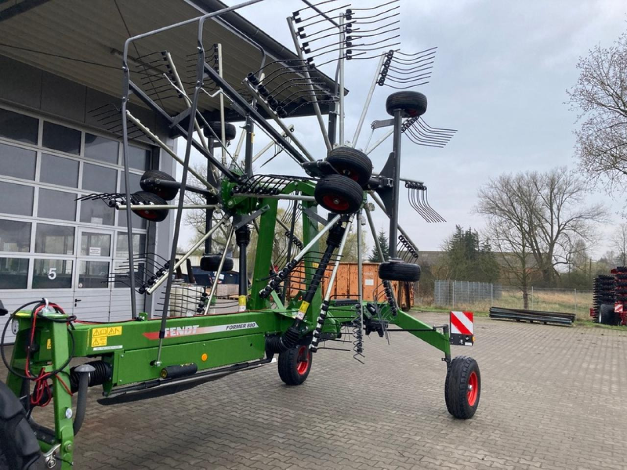 Fendt FORMER 880 MITTELSCHWADER - آلة تيبيس العشب/ آلة جمع العشب: صورة 2 Fendt FORMER 880 MITTELSCHWADER - آلة تيبيس العشب/ آلة جمع العشب: صورة 2