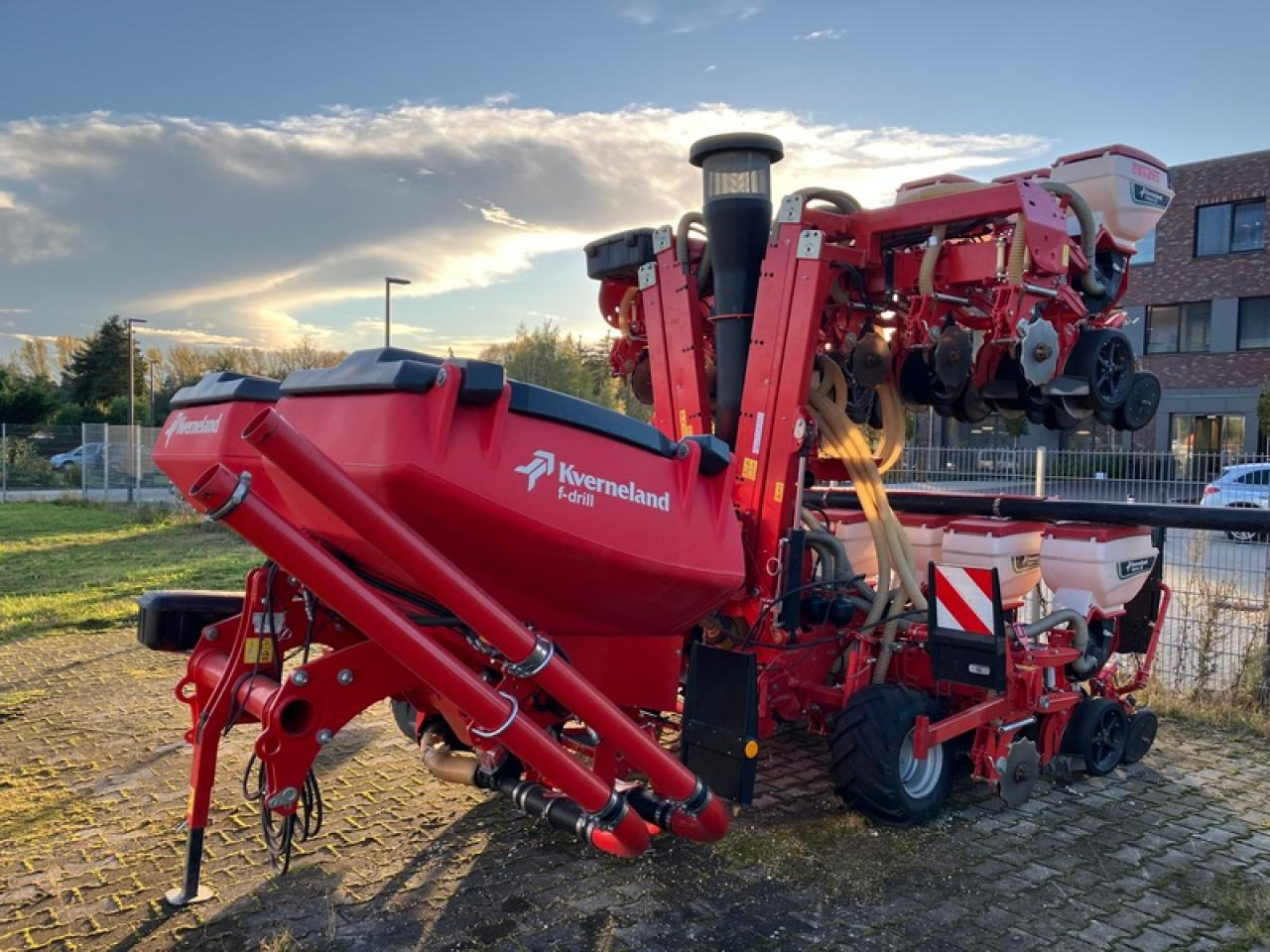 Kverneland OPTIMA 12 SX + FRONTTANK//GEOSEED - آلة نثر البذور الدقيقة: صورة 1 Kverneland OPTIMA 12 SX + FRONTTANK//GEOSEED - آلة نثر البذور الدقيقة: صورة 1