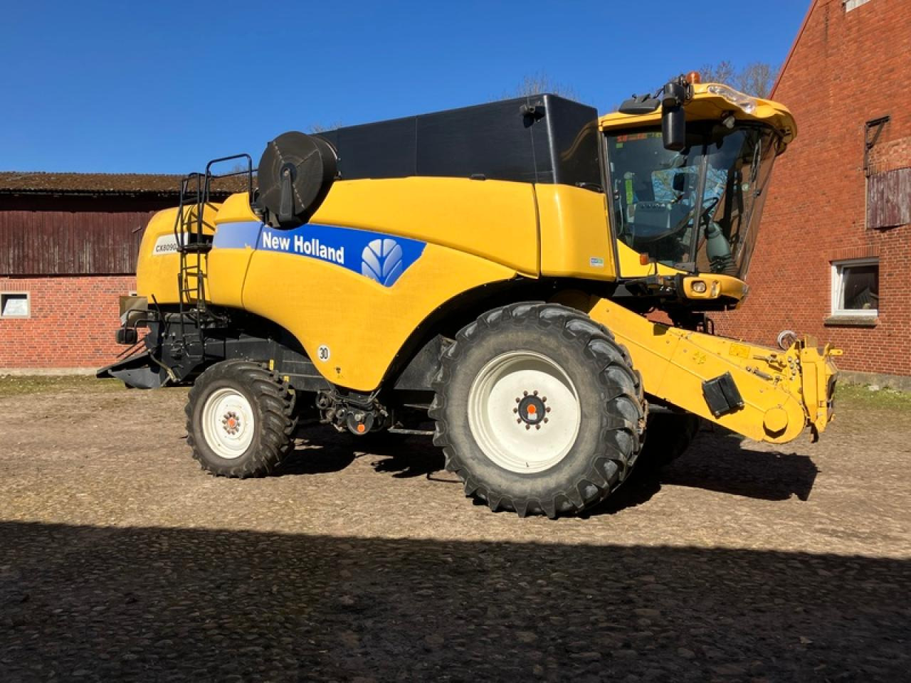 New Holland CX 8090 ALLRAD SIEBKASTENAUSGLEICH - حصادة موحَّدة: صورة 1 New Holland CX 8090 ALLRAD SIEBKASTENAUSGLEICH - حصادة موحَّدة: صورة 1