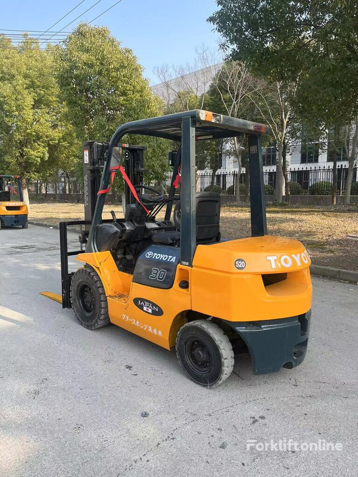 Toyota 7FD30 - رافعة شوكية ديزل: صورة 2 Toyota 7FD30 - رافعة شوكية ديزل: صورة 2