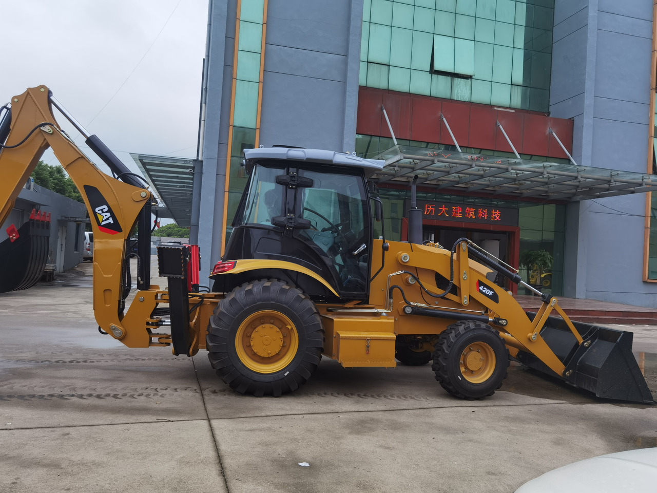 CAT 420F Backhoe Loader - جرافة حفار: صورة 1 CAT 420F Backhoe Loader - جرافة حفار: صورة 1