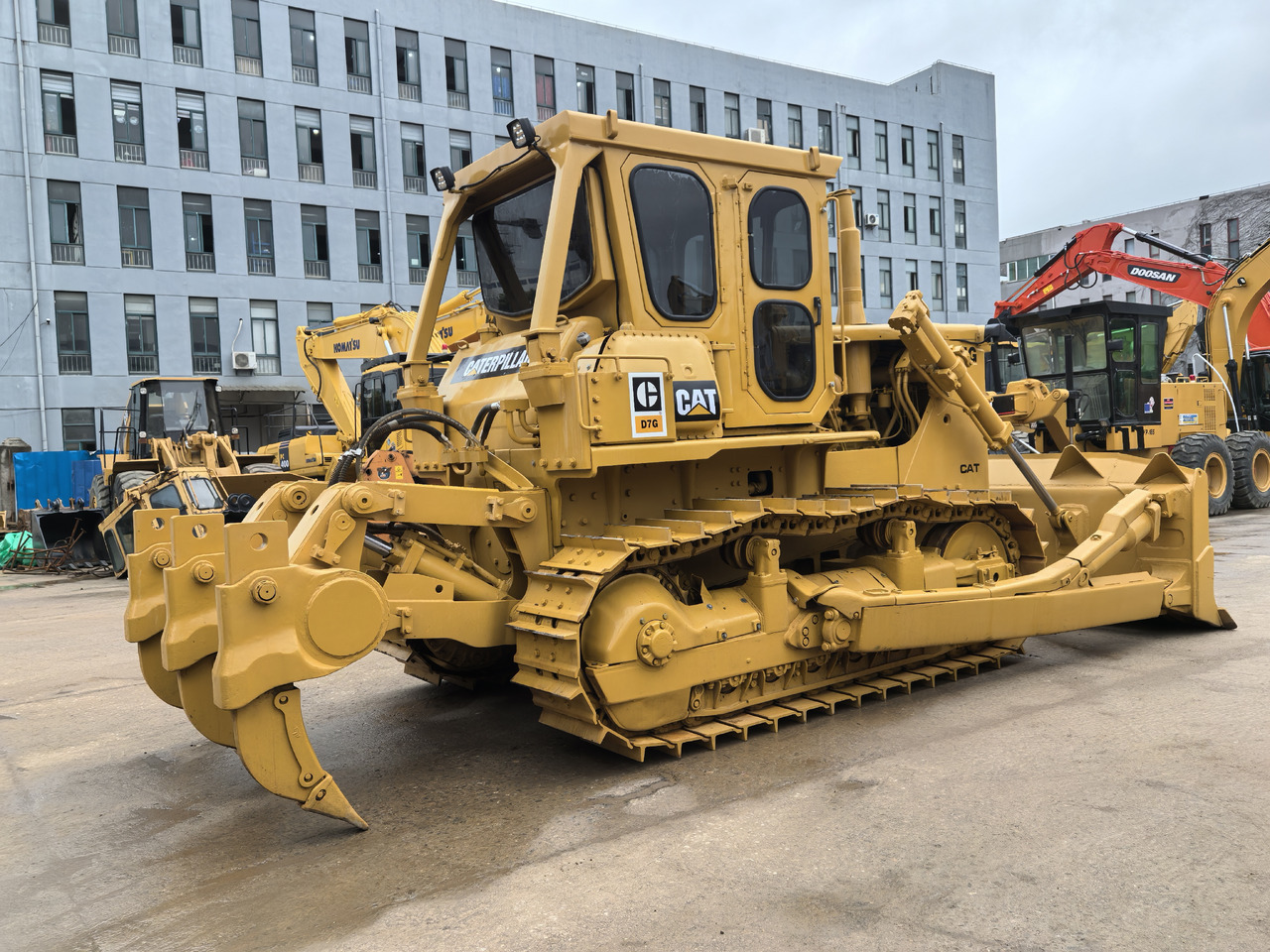 CAT D7G Bulldozer - جرافة: صورة 3 CAT D7G Bulldozer - جرافة: صورة 3