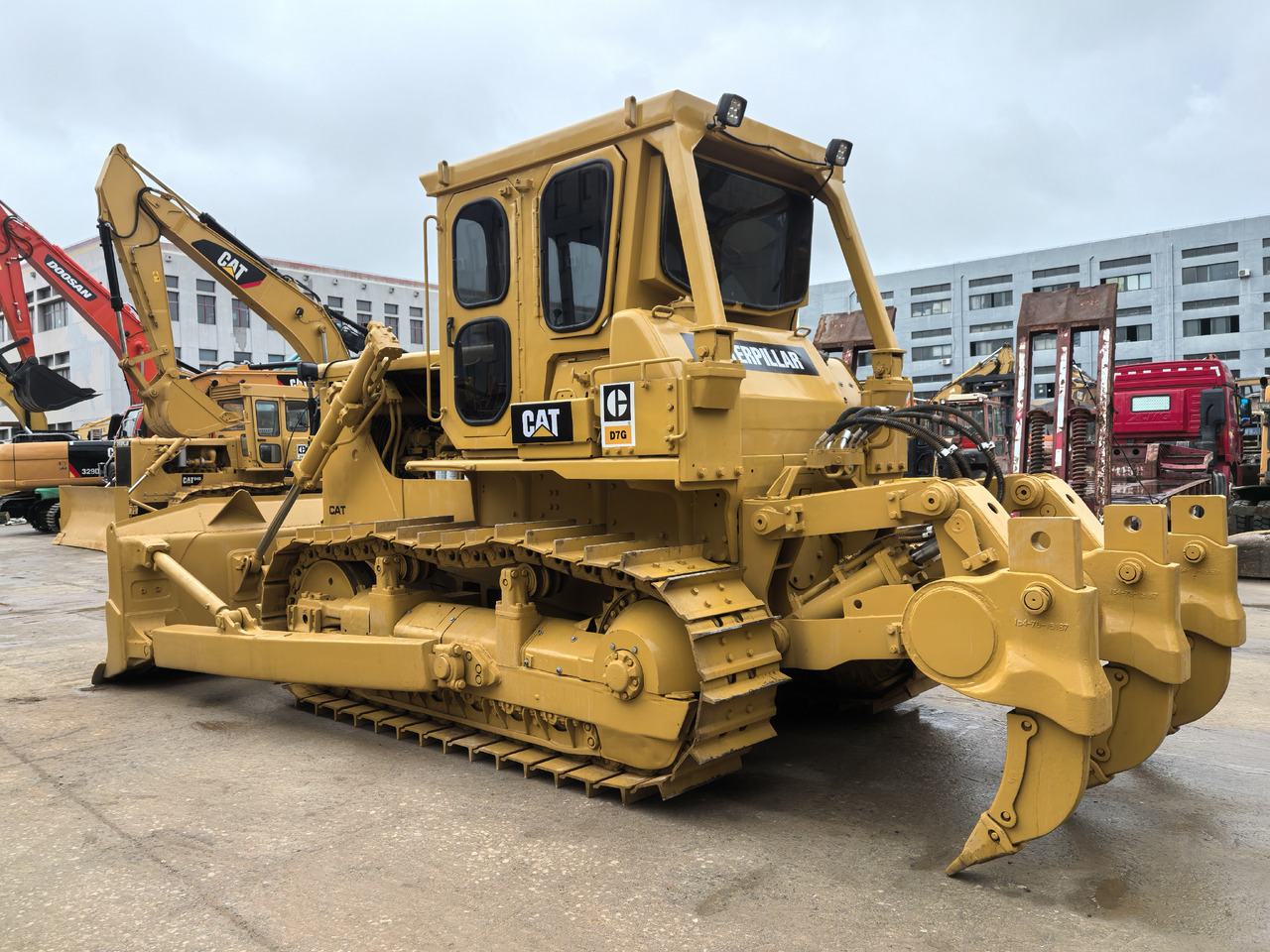CAT D7G Bulldozer - جرافة: صورة 1 CAT D7G Bulldozer - جرافة: صورة 1