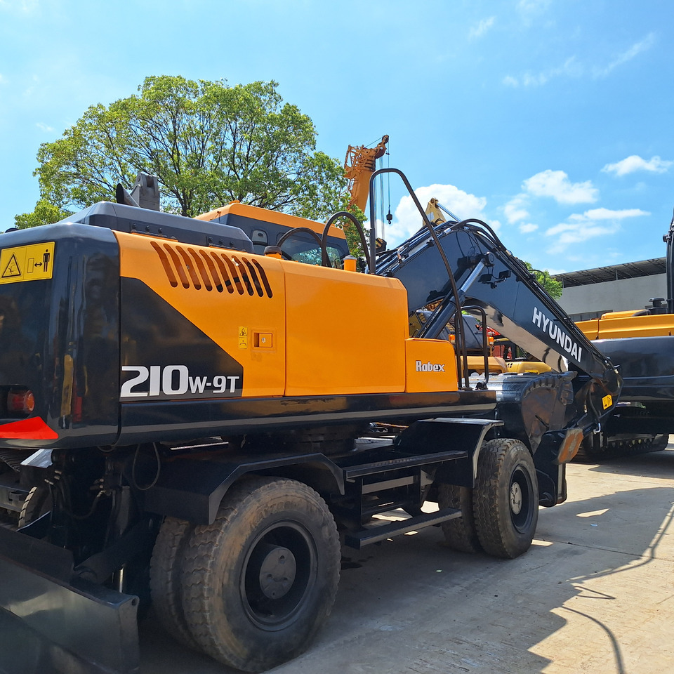 Hyundai 210w-9 wheel excavator - حفارة دولاب: صورة 1 Hyundai 210w-9 wheel excavator - حفارة دولاب: صورة 1