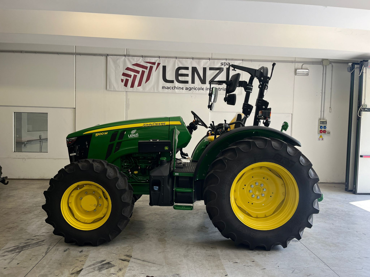 JOHN DEERE 5100 M - جرار: صورة 1 JOHN DEERE 5100 M - جرار: صورة 1