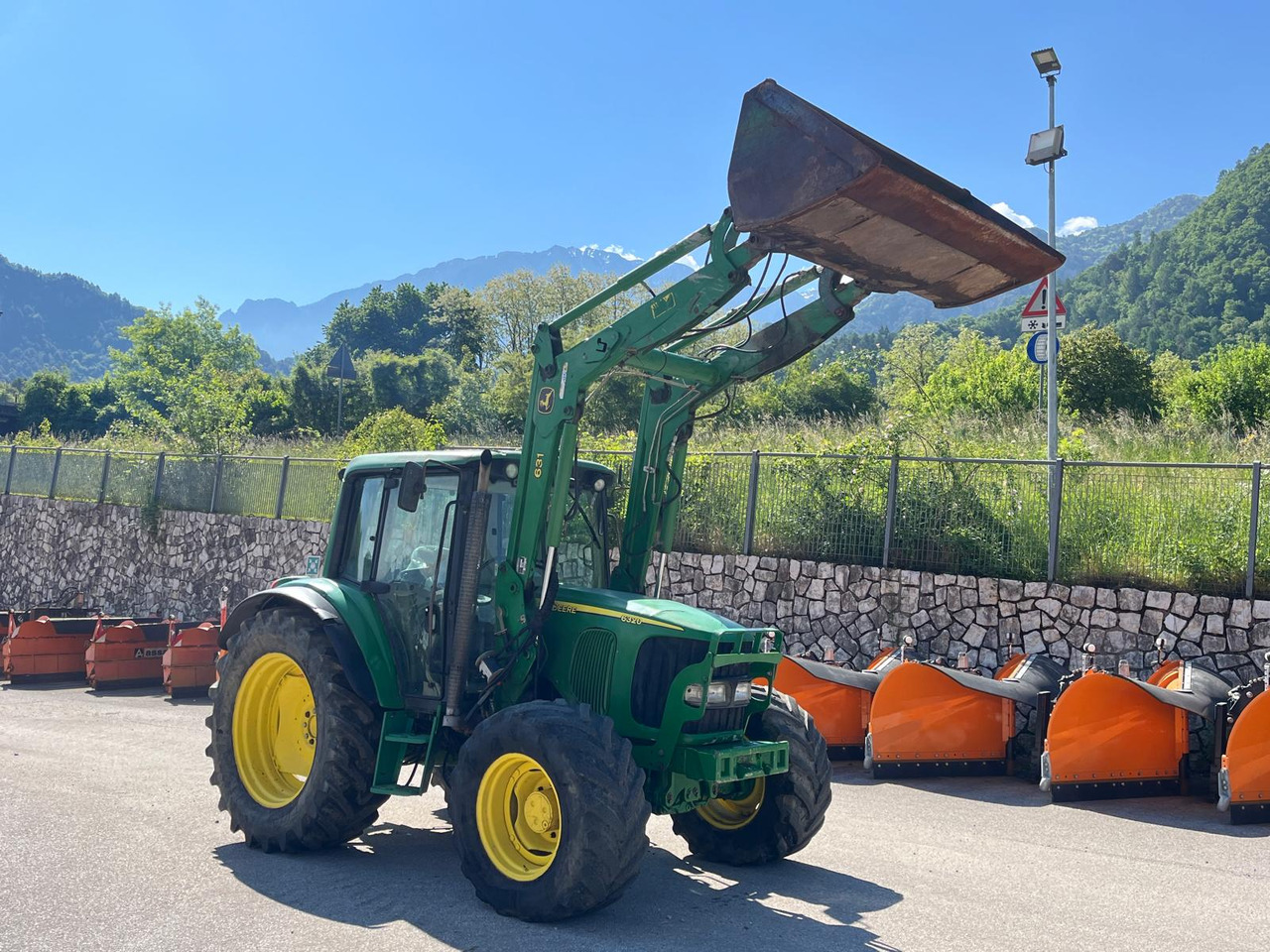 JOHN DEERE 6320 - جرار: صورة 3 JOHN DEERE 6320 - جرار: صورة 3