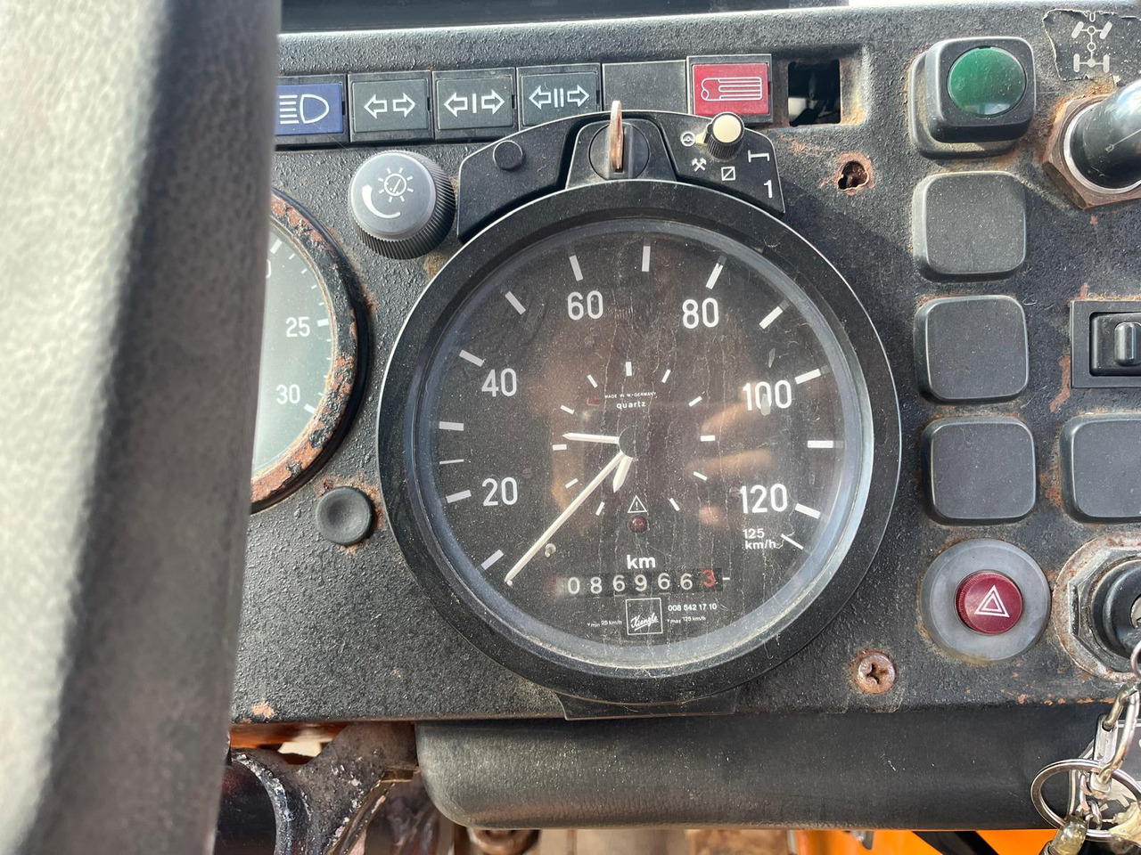 شاحنة قلاب MERCEDES BENZ UNIMOG U1200 – 70: صورة 12 شاحنة قلاب MERCEDES BENZ UNIMOG U1200 – 70: صورة 12