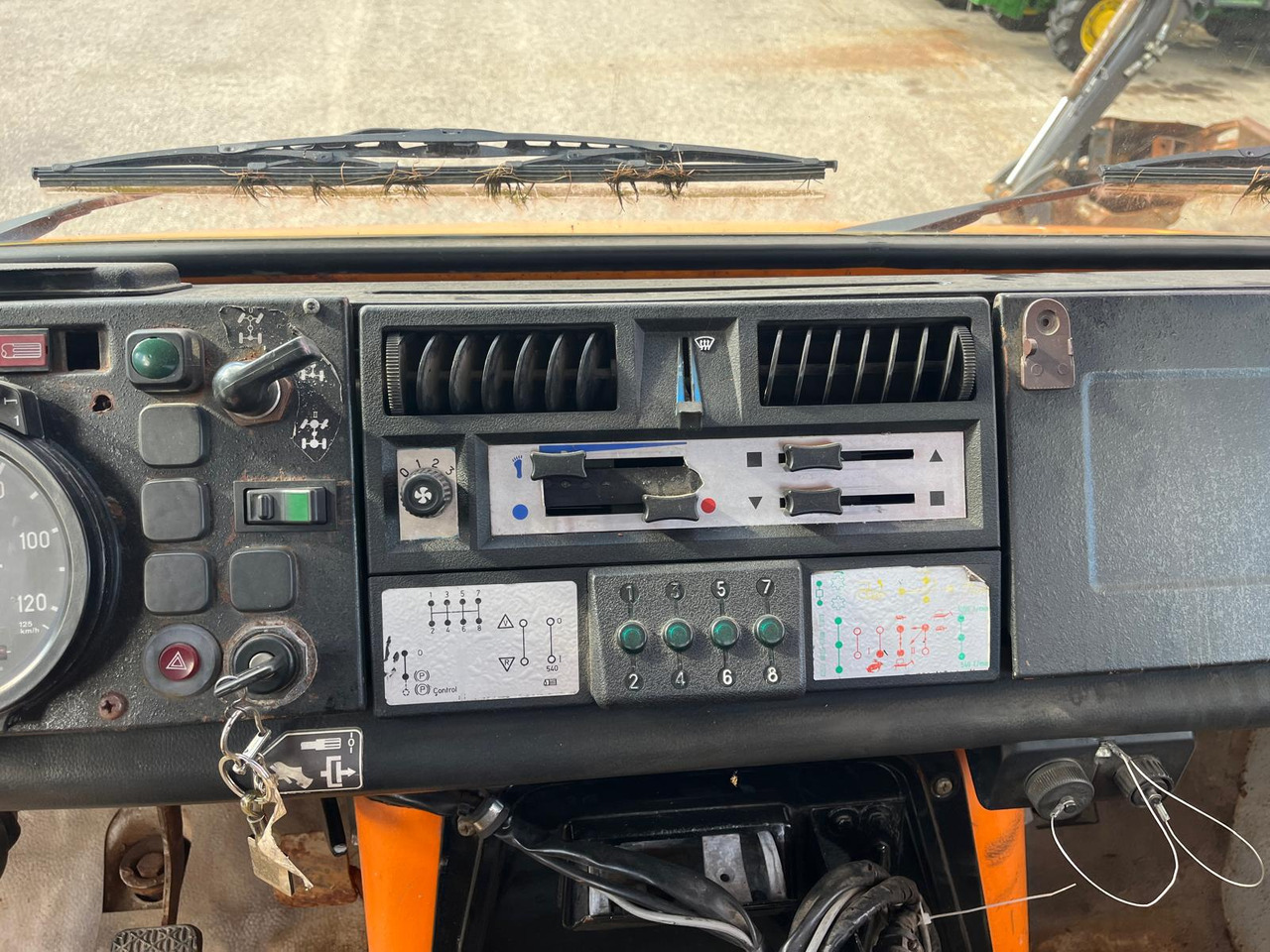 شاحنة قلاب MERCEDES BENZ UNIMOG U1200 – 70: صورة 13 شاحنة قلاب MERCEDES BENZ UNIMOG U1200 – 70: صورة 13