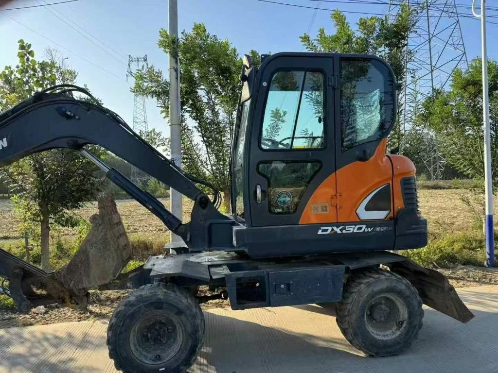 Doosan DX60W - حفارة دولاب: صورة 1 Doosan DX60W - حفارة دولاب: صورة 1