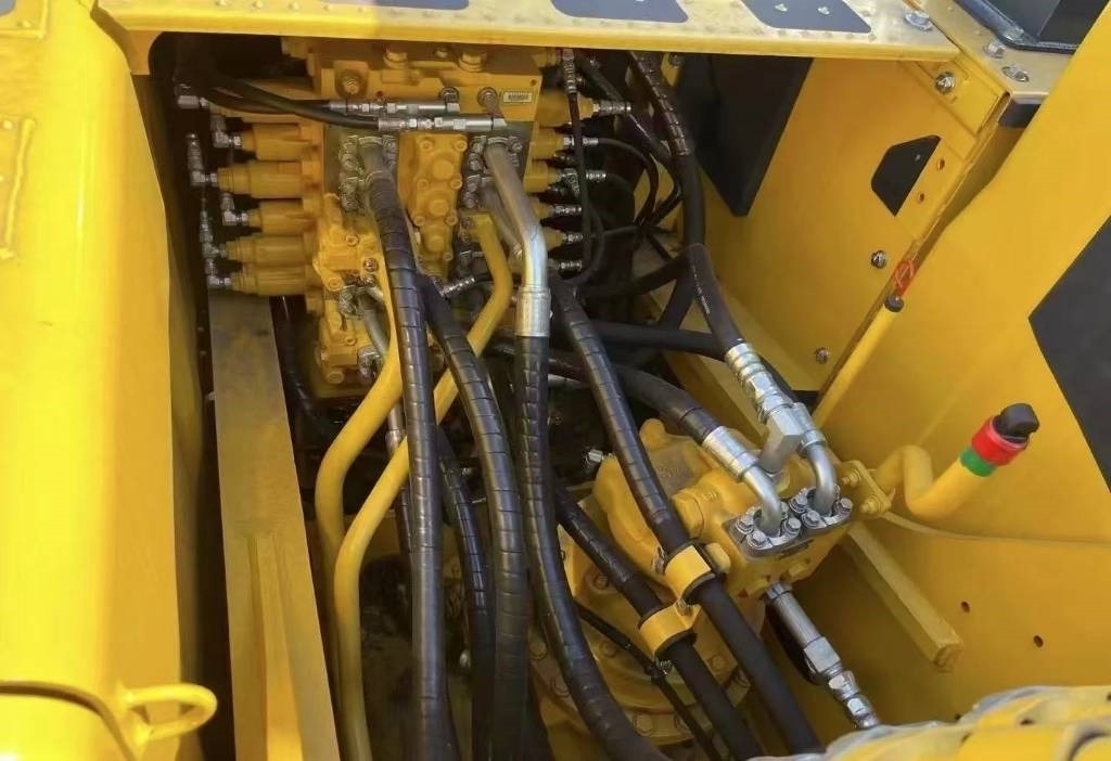 Komatsu PC 200-8 - حفار زحاف: صورة 3 Komatsu PC 200-8 - حفار زحاف: صورة 3