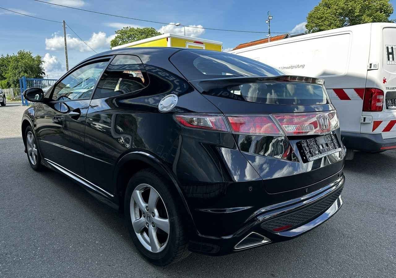 Honda Civic VIII Honda Civic 1.4 i-VTEC Type S - سيارة: صورة 4 Honda Civic VIII Honda Civic 1.4 i-VTEC Type S - سيارة: صورة 4