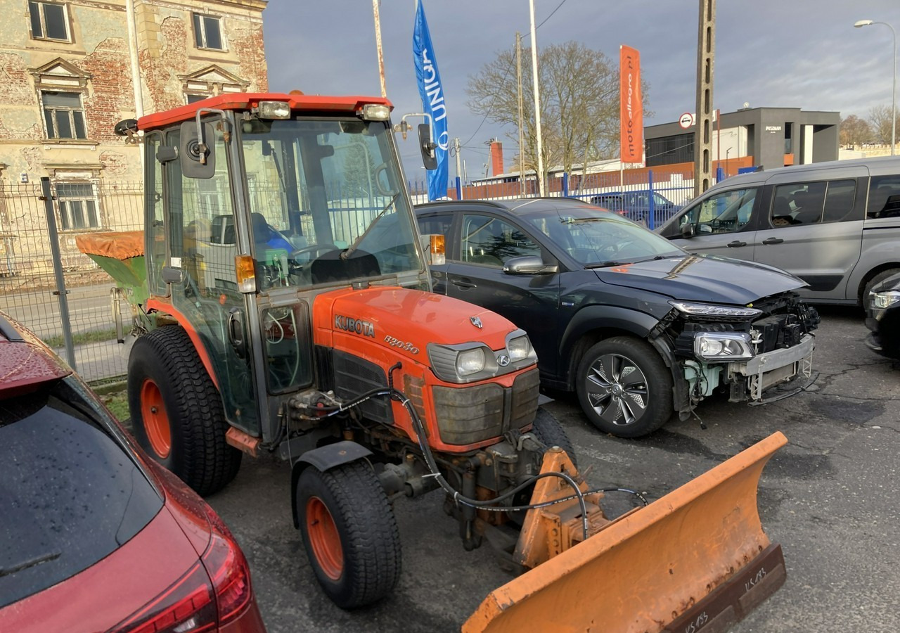 Inna Inny Traktor Kubota 4X4 B 3030 Odśnieżarka posypywarka Pług 2011 - جرار البلدية: صورة 2 Inna Inny Traktor Kubota 4X4 B 3030 Odśnieżarka posypywarka Pług 2011 - جرار البلدية: صورة 2