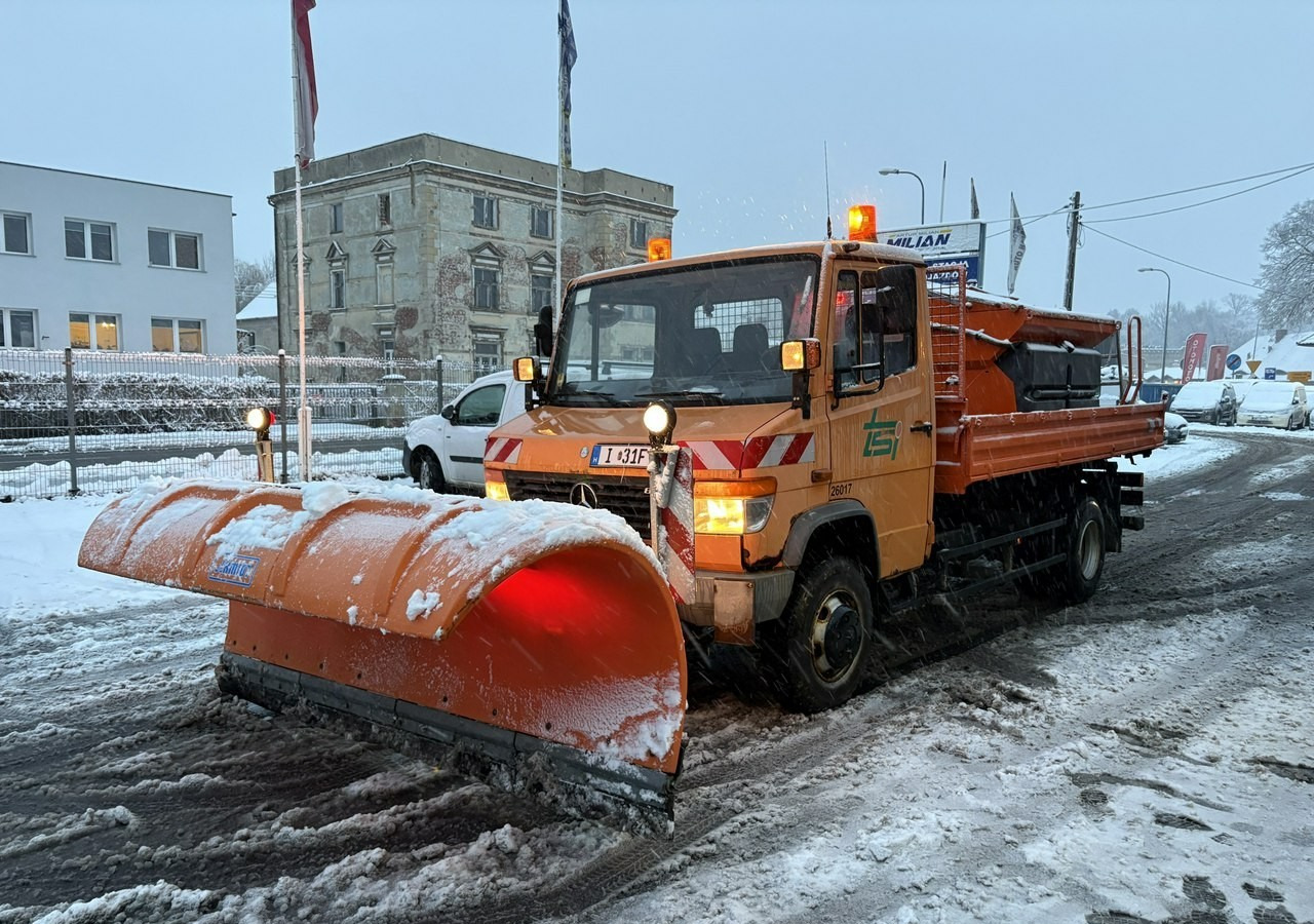 Mercedes-Benz Inny Mercedes-Benz Mercedes Vario 815 Wywrotka 4X4 2004 Pług posypywarka odśnieżarka - جرافة ثلج: صورة 1 Mercedes-Benz Inny Mercedes-Benz Mercedes Vario 815 Wywrotka 4X4 2004 Pług posypywarka odśnieżarka - جرافة ثلج: صورة 1