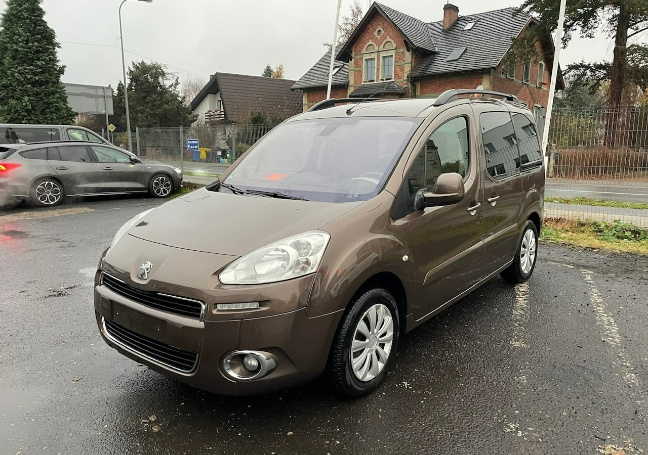 Peugeot Partner II Peugeot Partner Tepee 1.6 VTi 120KM Family Model 2013 - سيارة ستيشن: صورة 1 Peugeot Partner II Peugeot Partner Tepee 1.6 VTi 120KM Family Model 2013 - سيارة ستيشن: صورة 1