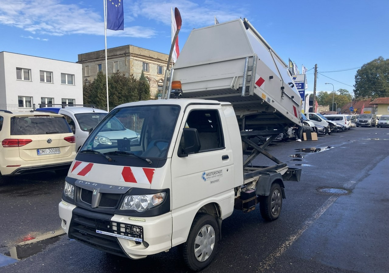 Piaggio Piaggio Porter Śmieciarka Wywrotka 2015 - شاحنة النفايات: صورة 1 Piaggio Piaggio Porter Śmieciarka Wywrotka 2015 - شاحنة النفايات: صورة 1
