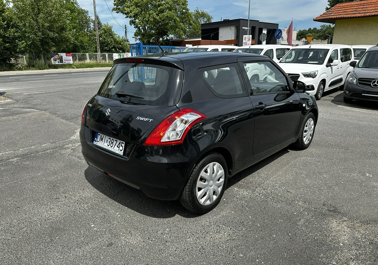 Suzuki Swift V Suzuki Swift 1.2-94KM Klima Model 2012 - هاتشباك: صورة 3 Suzuki Swift V Suzuki Swift 1.2-94KM Klima Model 2012 - هاتشباك: صورة 3