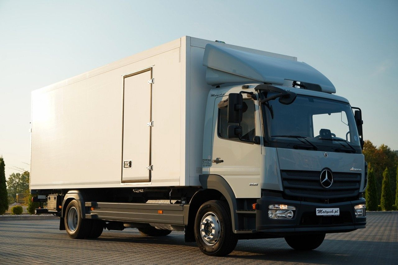 شاحنة مُبرّدة للتوصيل Mercedes-Benz ATEGO 1521 / IZOTERMA / KONTENER / WINDA BAR -: صورة 1