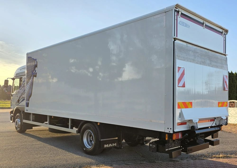 MAN TGM 15.290 / TGL / KONTENER / IZOTERMA / WINDA / KLIMA POSTOJOWA / 2019R / EURO 6 / PEŁEN SERWIS / 8200KG ŁADOWNOŚĆ / SPROWADZONY / ZADBANY / JAK NOWY / KSIĄŻKA SERWISOWA / E6 / 18 PALET - شاحنة مقفلة: صورة 4 MAN TGM 15.290 / TGL / KONTENER / IZOTERMA / WINDA / KLIMA POSTOJOWA / 2019R / EURO 6 / PEŁEN SERWIS / 8200KG ŁADOWNOŚĆ / SPROWADZONY / ZADBANY / JAK NOWY / KSIĄŻKA SERWISOWA / E6 / 18 PALET - شاحنة مقفلة: صورة 4