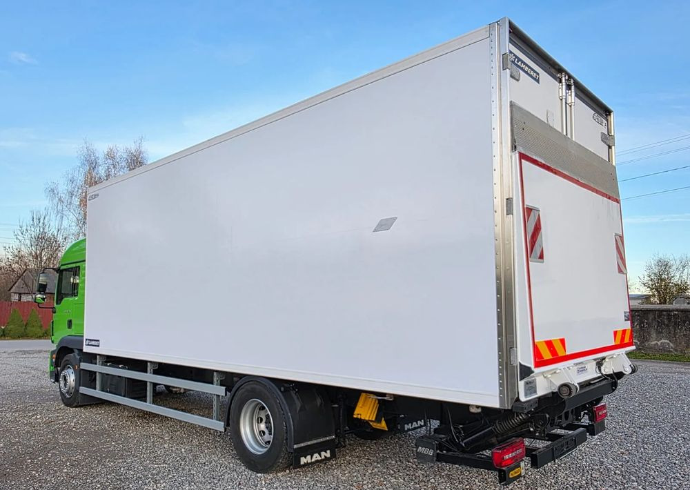 MAN TGM 18.320 / 18.290 / 15.290 / IZOTERMA / WINDA / 19PALET / E6 / 08.2018 / LIFT / SPROWADZONY / AUTOMAT / SYPIALKA / PIERWSZY WŁAŚCICIEL / BOCZNE DRZWI / STAN BARDZO DOBRY - شاحنة الفريزر: صورة 4 MAN TGM 18.320 / 18.290 / 15.290 / IZOTERMA / WINDA / 19PALET / E6 / 08.2018 / LIFT / SPROWADZONY / AUTOMAT / SYPIALKA / PIERWSZY WŁAŚCICIEL / BOCZNE DRZWI / STAN BARDZO DOBRY - شاحنة الفريزر: صورة 4