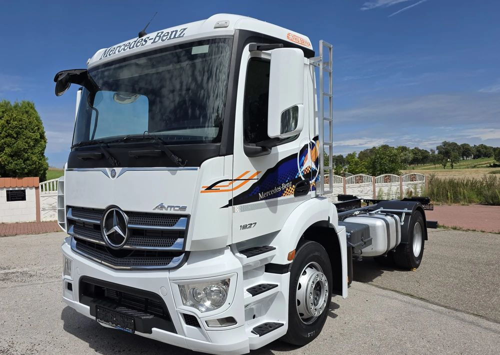 Mercedes-Benz ANTOS 1827 / ATEGO / ACTROS / E6 / ROZSTAW OSI 3.75M / WYWROT / BECZKA / UTRZYMANIE DRÓG / HAKOWIEC / SPROWADZONY / PIERWSZY WŁAŚCICIEL / STAN BDB - شاحنة هيكل كابينة: صورة 1 Mercedes-Benz ANTOS 1827 / ATEGO / ACTROS / E6 / ROZSTAW OSI 3.75M / WYWROT / BECZKA / UTRZYMANIE DRÓG / HAKOWIEC / SPROWADZONY / PIERWSZY WŁAŚCICIEL / STAN BDB - شاحنة هيكل كابينة: صورة 1