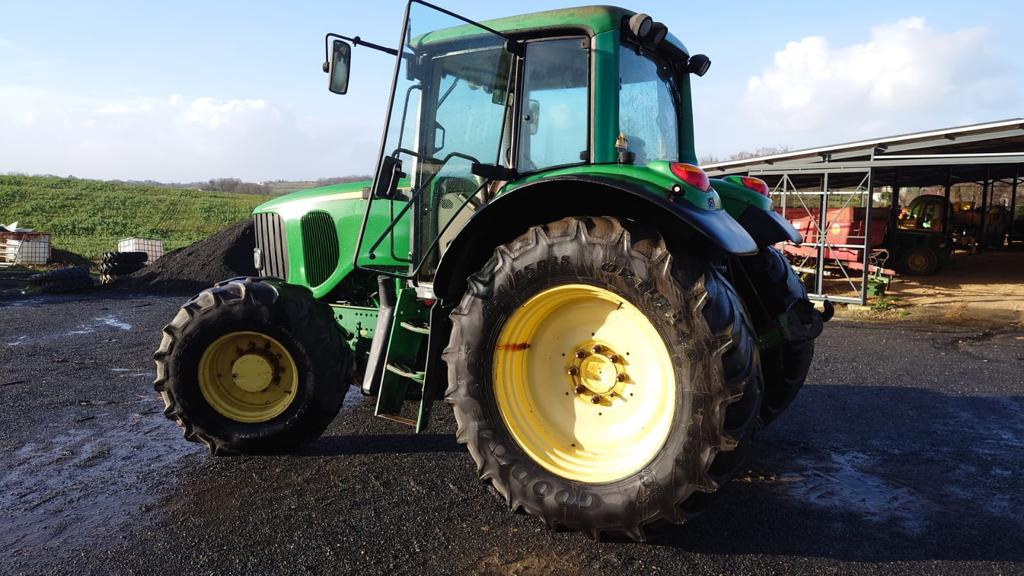 JOHN DEERE 6520 - الآلات الزراعية: صورة 1 JOHN DEERE 6520 - الآلات الزراعية: صورة 1