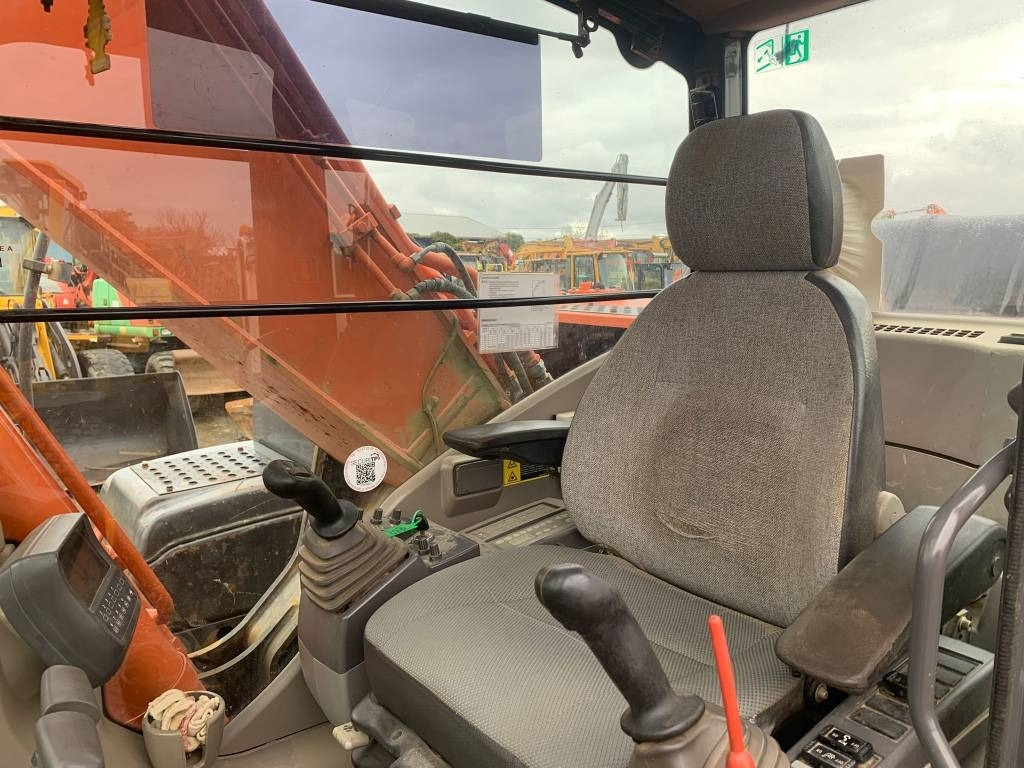 حفار زحاف Hitachi ZX 250 LC N-3: صورة 11