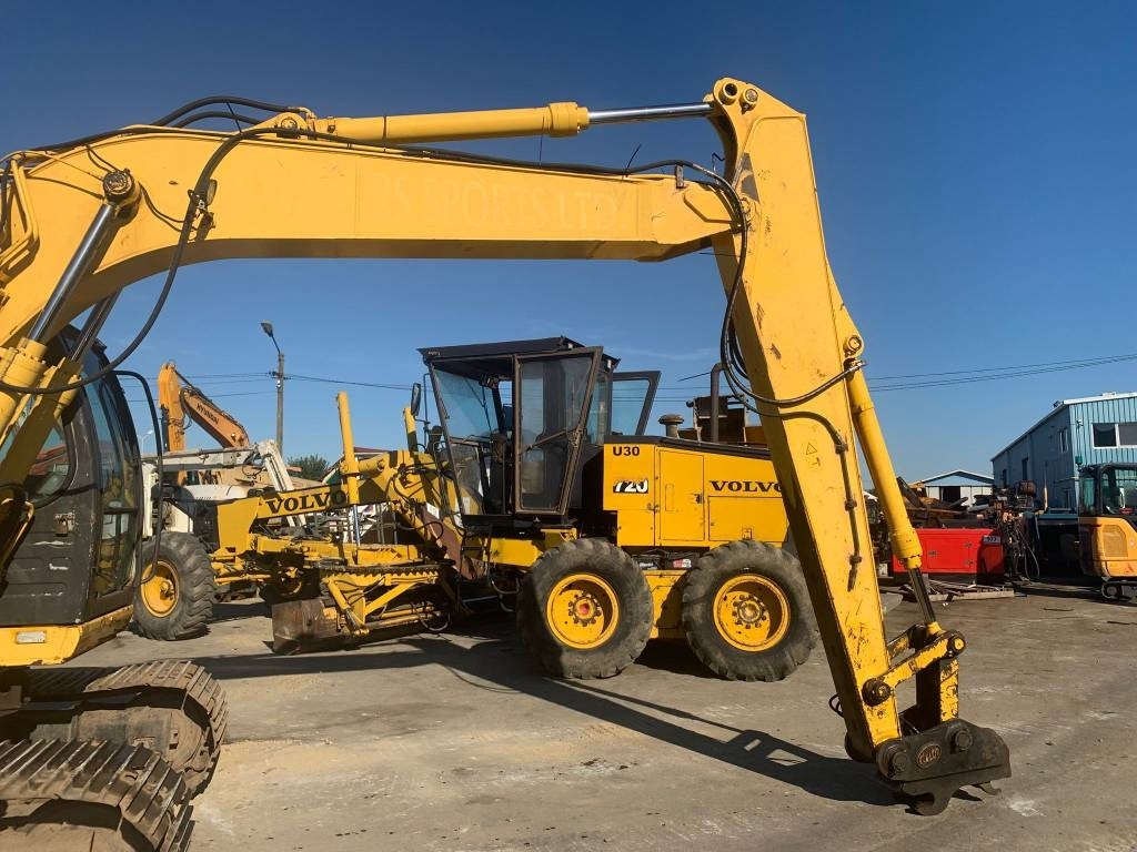 New Holland E 135 SR - حفار زحاف: صورة 4 New Holland E 135 SR - حفار زحاف: صورة 4