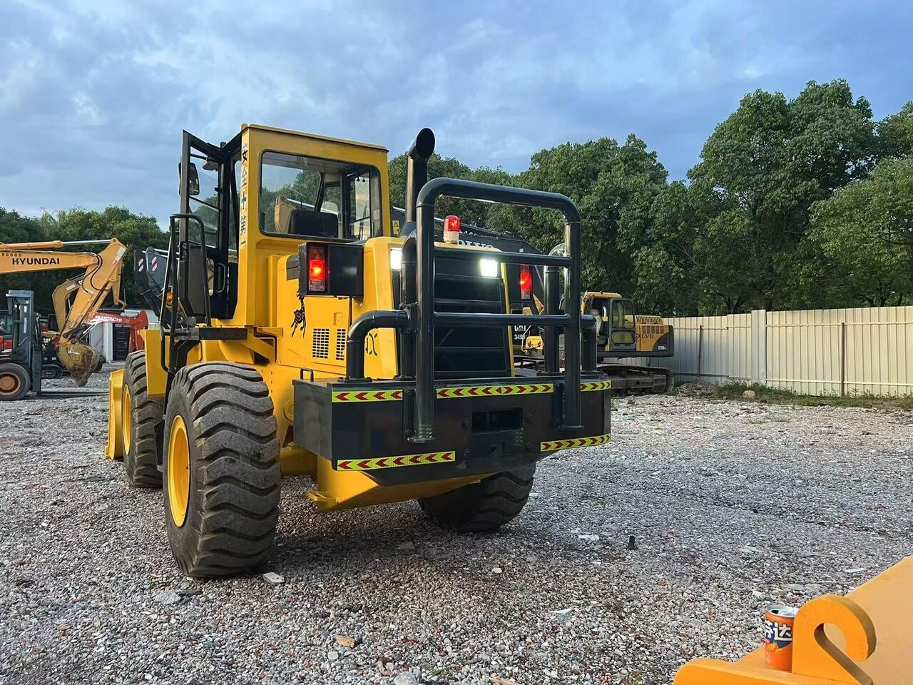 Komatsu WA320-3 - اللودر بعجل: صورة 1 Komatsu WA320-3 - اللودر بعجل: صورة 1