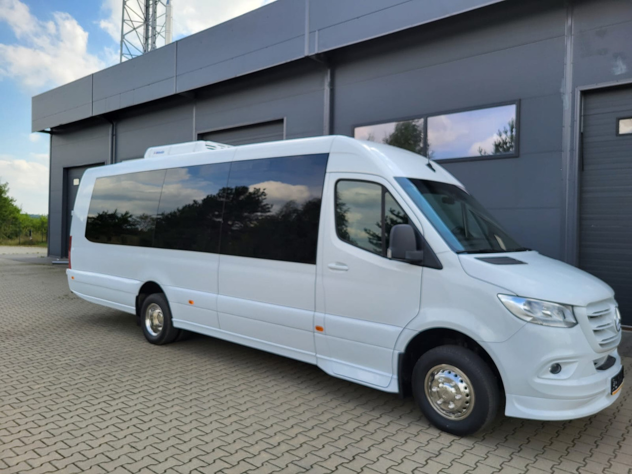 Mercedes-Benz Sprinter 517 CDI LONG 24 places + 4 standing - حافلة سوبربان: صورة 1 Mercedes-Benz Sprinter 517 CDI LONG 24 places + 4 standing - حافلة سوبربان: صورة 1