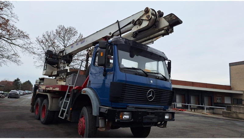 Mercedes-Benz 2629 AK Motorwagen mit Kran Dachdeckerkran6x6 - شاحنات مسطحة, شاحنة كرين: صورة 3 Mercedes-Benz 2629 AK Motorwagen mit Kran Dachdeckerkran6x6 - شاحنات مسطحة, شاحنة كرين: صورة 3
