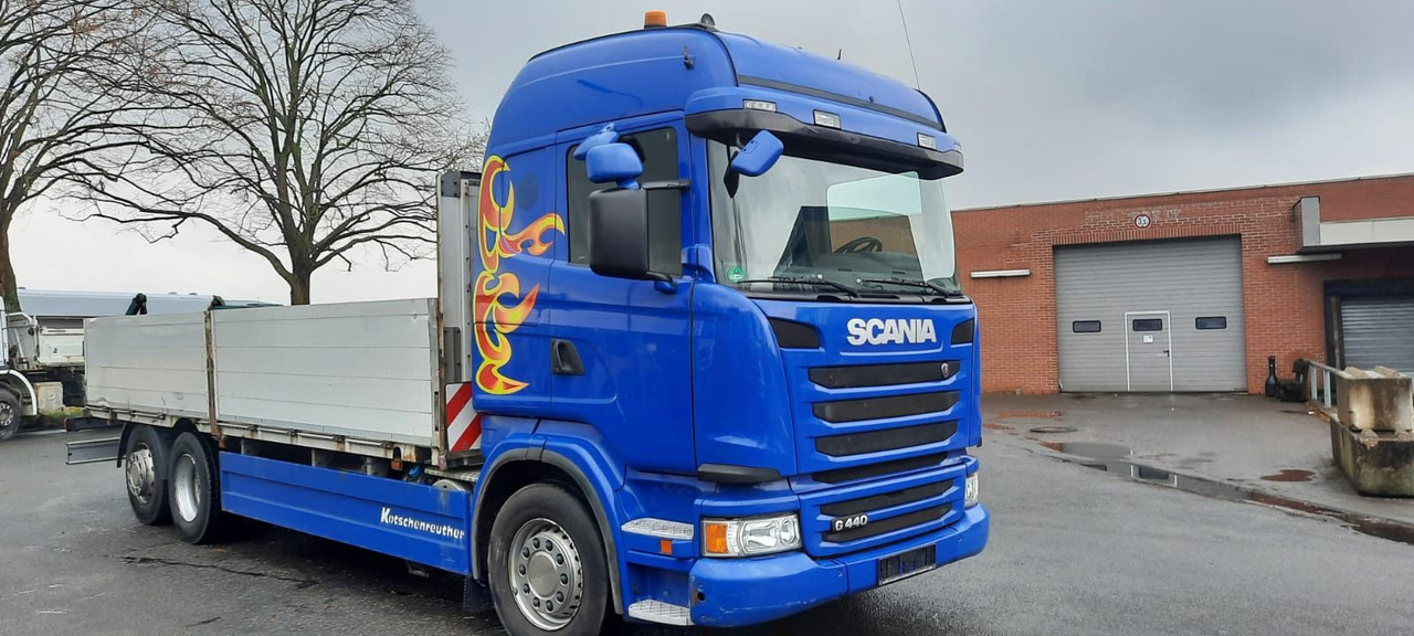 Scania G440 Pritsche 6x2 Kran am Heck vor. - شاحنات مسطحة, شاحنة كرين: صورة 2 Scania G440 Pritsche 6x2 Kran am Heck vor. - شاحنات مسطحة, شاحنة كرين: صورة 2