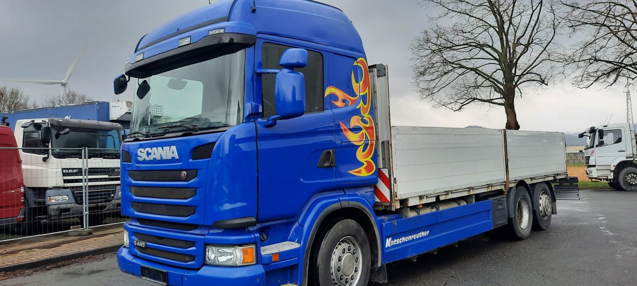 Scania G440 Pritsche 6x2 Kran am Heck vor. - شاحنات مسطحة, شاحنة كرين: صورة 1 Scania G440 Pritsche 6x2 Kran am Heck vor. - شاحنات مسطحة, شاحنة كرين: صورة 1
